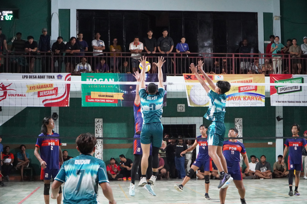 Penuh Semangat, Kontingen Banjar Pegending pada PorseniDes Dalung 2024 Cabang Olahraga Bola Voli Menang Dramatis 3-2